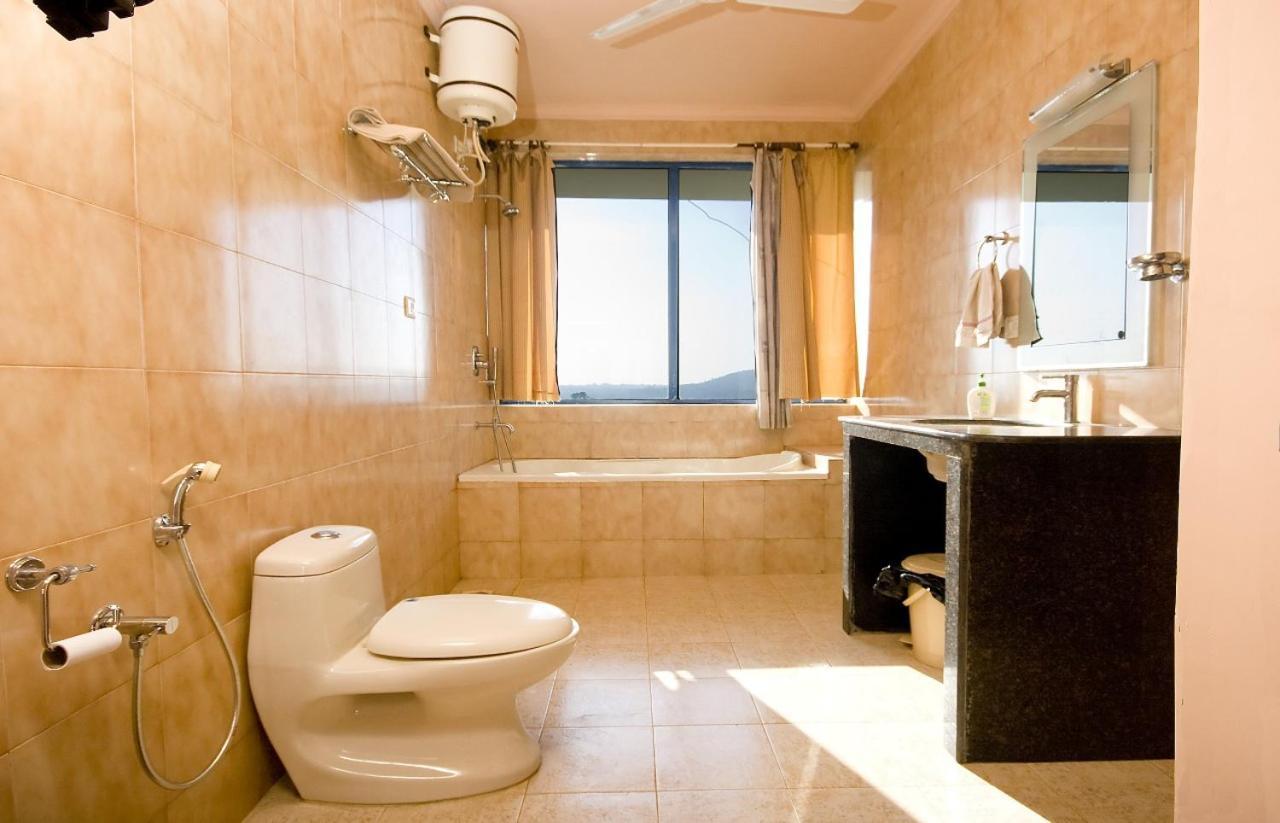 Amazing Hilltop 4 Bhk Villa With Private Pool Near Candolim Exteriör bild
